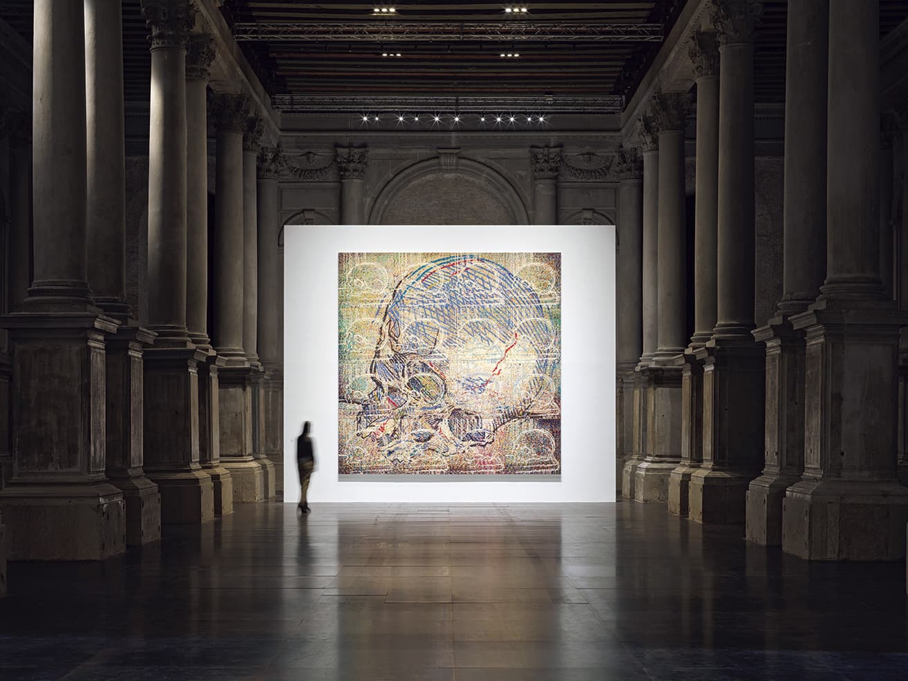 1階は両端の壁に仏教、キリスト教をモチーフとした2枚の大きな油彩画を展示。本展はアメリカ西海岸最大級の美術館であるロサンゼルス・カウンティ美術館が主催する。Installation photograph of the LACMA exhibition Zeng Fanzhi: Near and Far/Now and Then, Scuola Grande Della Misericordia in Venice, Italy, April 17–September 30, 2024, (c) Zeng Fanzhi, photo_Stefan Altenburger 