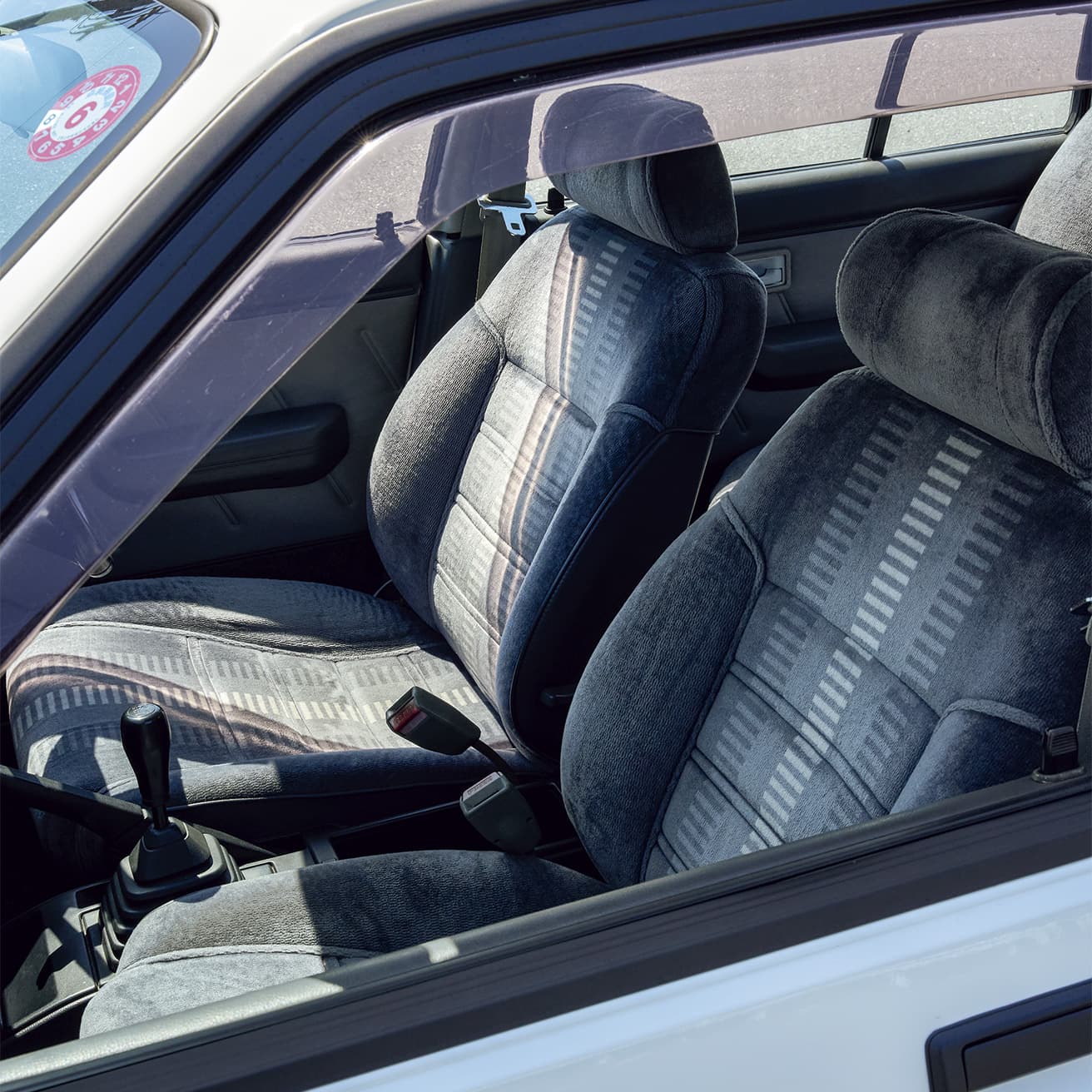 グレードによって作り分けられていたシート。撮影車のLSターボは、シックなグレー調でまとめられている。