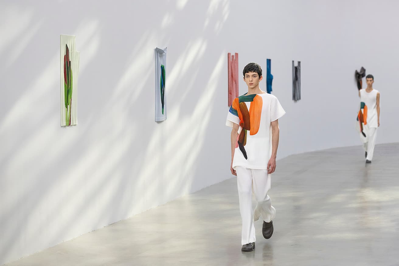 〈オム プリッセ イッセイ ミヤケ〉の2024／25年秋冬コレクション「Immersed in the Wilds of Creativity ―没入。野性溢れる創造力―」より、ロナンの作品群「Drawing」とプリーツ素材を掛け合わせた《RB_DRAWING PLEATS WB》シリーズのTシャツ64,900円、パンツ39,600円。photo_Olivier Baco