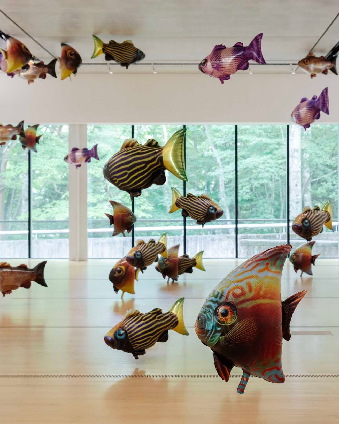《私の部屋は金魚鉢》。“水槽”の向こうには森が見える。箱根ならではの光景だ。
