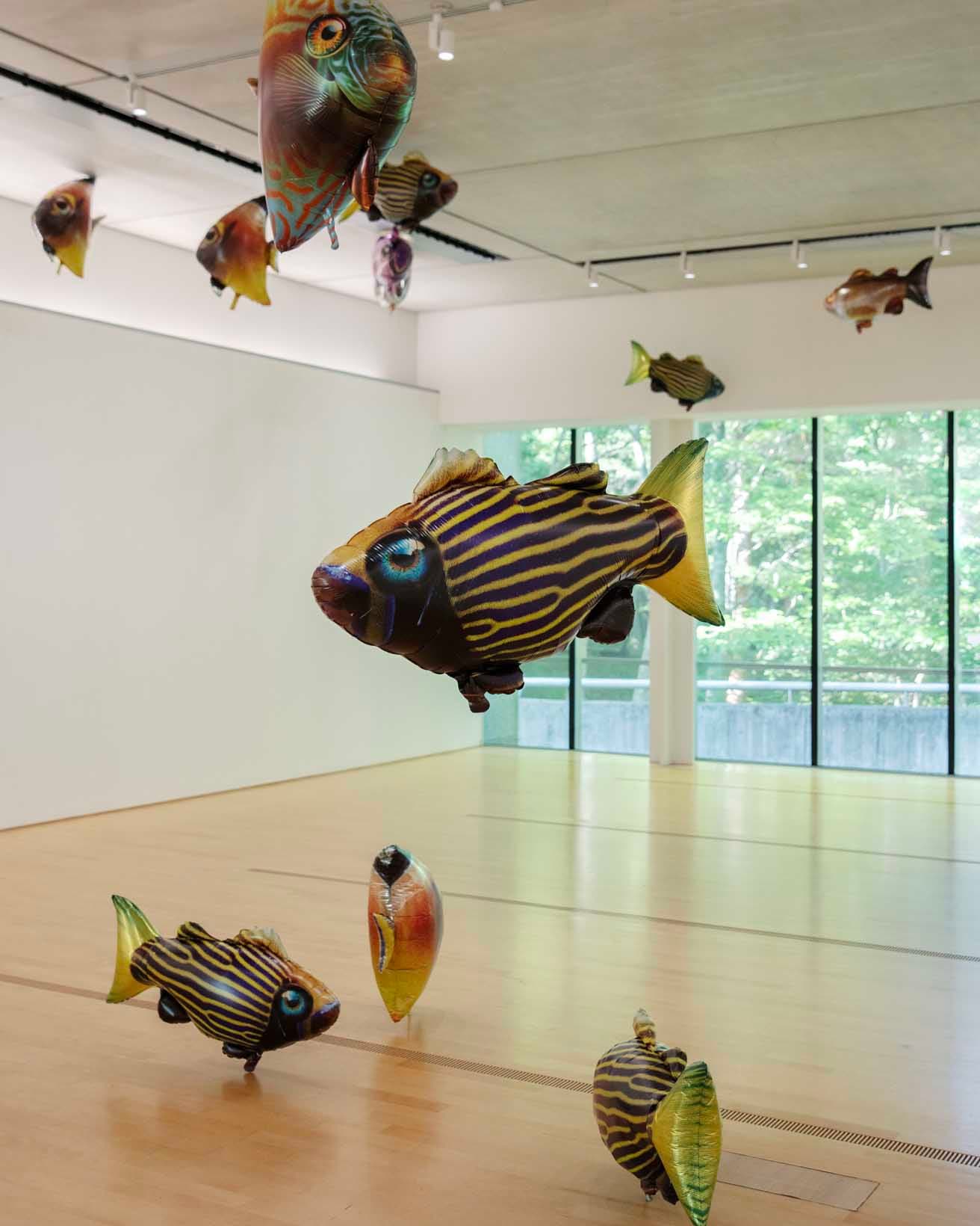 フィリップ・パレーノ《私の部屋は金魚鉢》。バルーンでできた魚が室内を泳ぎ回っている。
