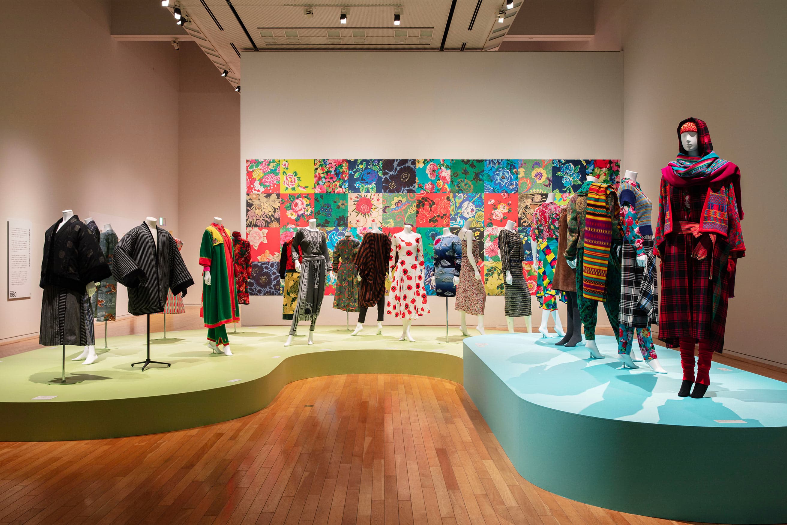 いち早くパリに愛された髙田賢三の仕事を追う展覧会が、東京オペラシティ アートギャラリーで開催中。