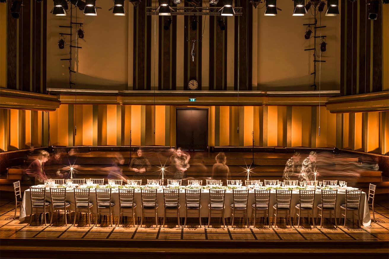 ブリュッセルの音楽フェスティバルの一環としてコンサートホールの舞台上で行われた《Silence Meal》。2018年　photo_Johan Jacobs (c) Nina Backman