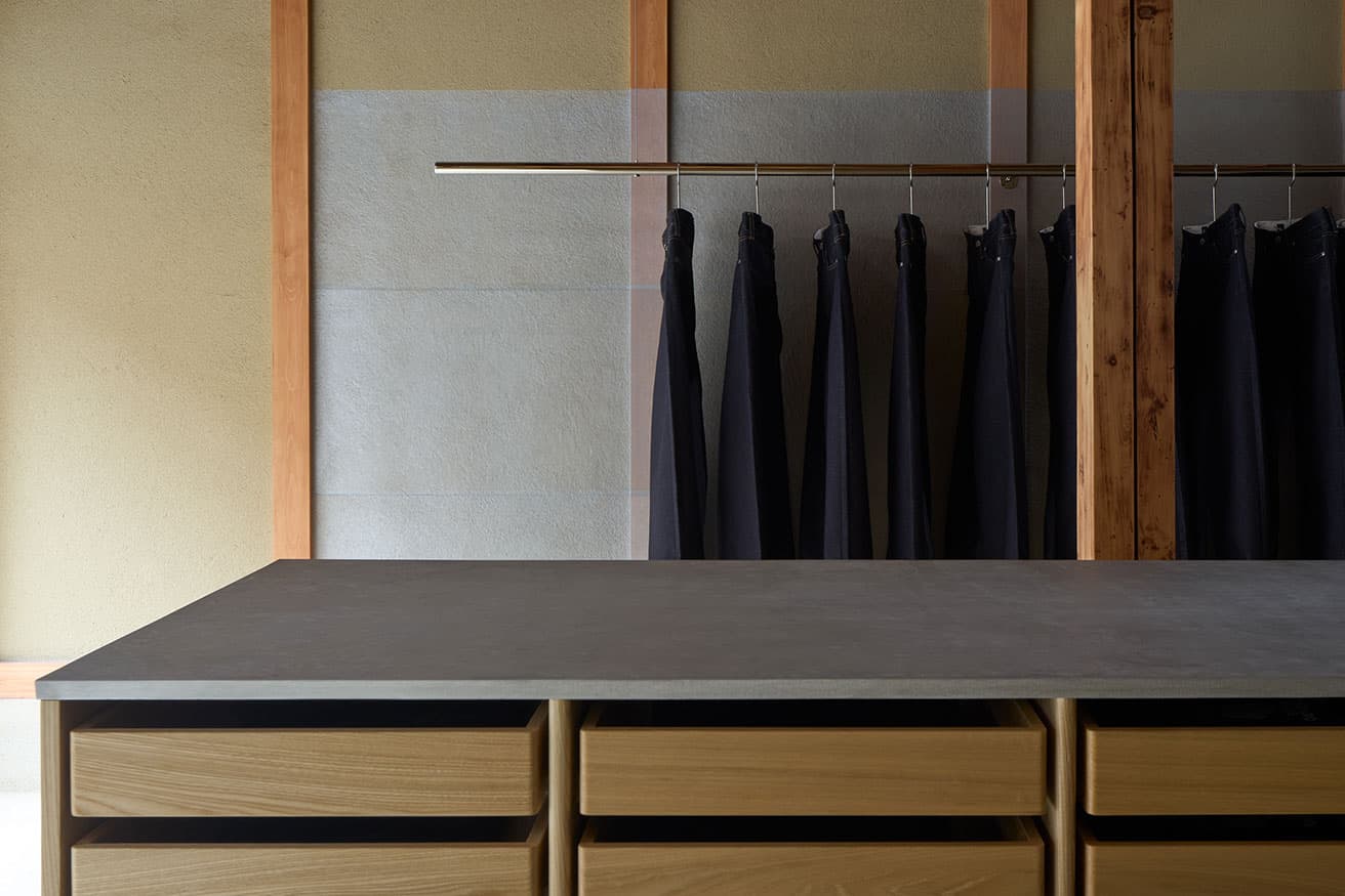 主役のデニムを際立たせる空間。「STANDARD」、「SILK」、「CASHMERE」、「CLASSIC」、「EXCLUSIVE」の5つのプロダクトラインをすべて揃える。“UNTITLED (THE JEANS IN KYOTO #51–402)”, 2024 ©︎ GOTTINGHAM IMAGE COURTESY OF JAPAN BLUE, AS AND STUDIO XXINGHAM

