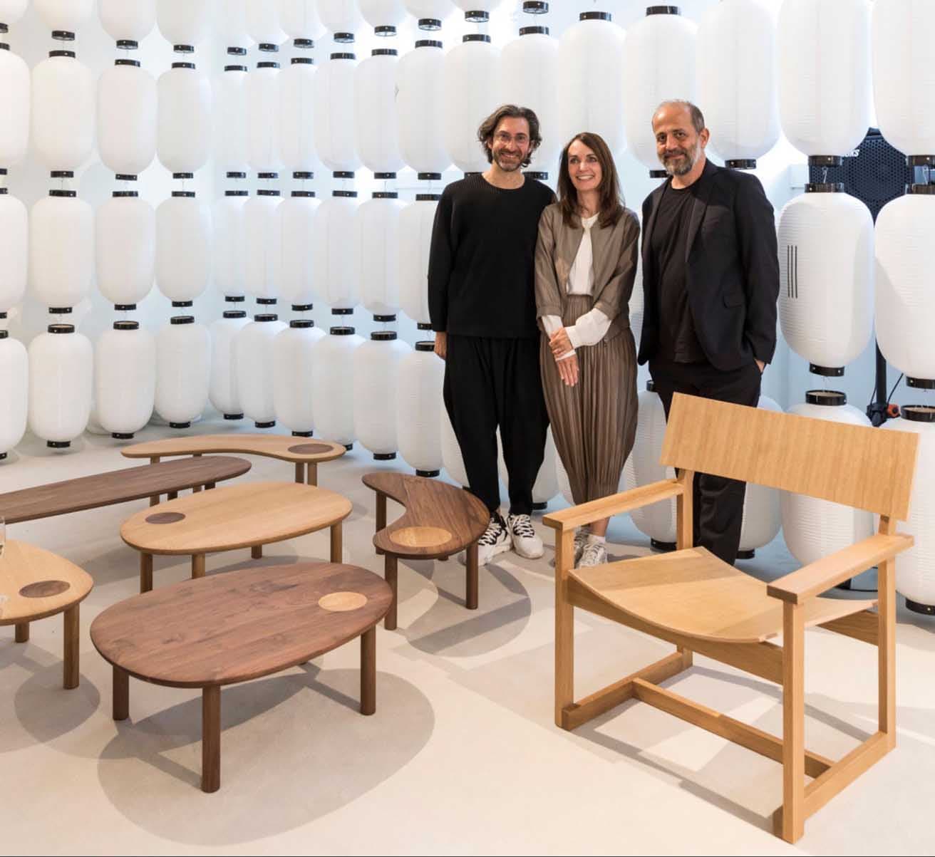 〈KOYORI〉の新作をコペンハーゲンの『3daysofdesign』で発表したガムフラテージの2人とマイケル・アナスタシアデス（右）。　photo_Filippo Bamberghi
