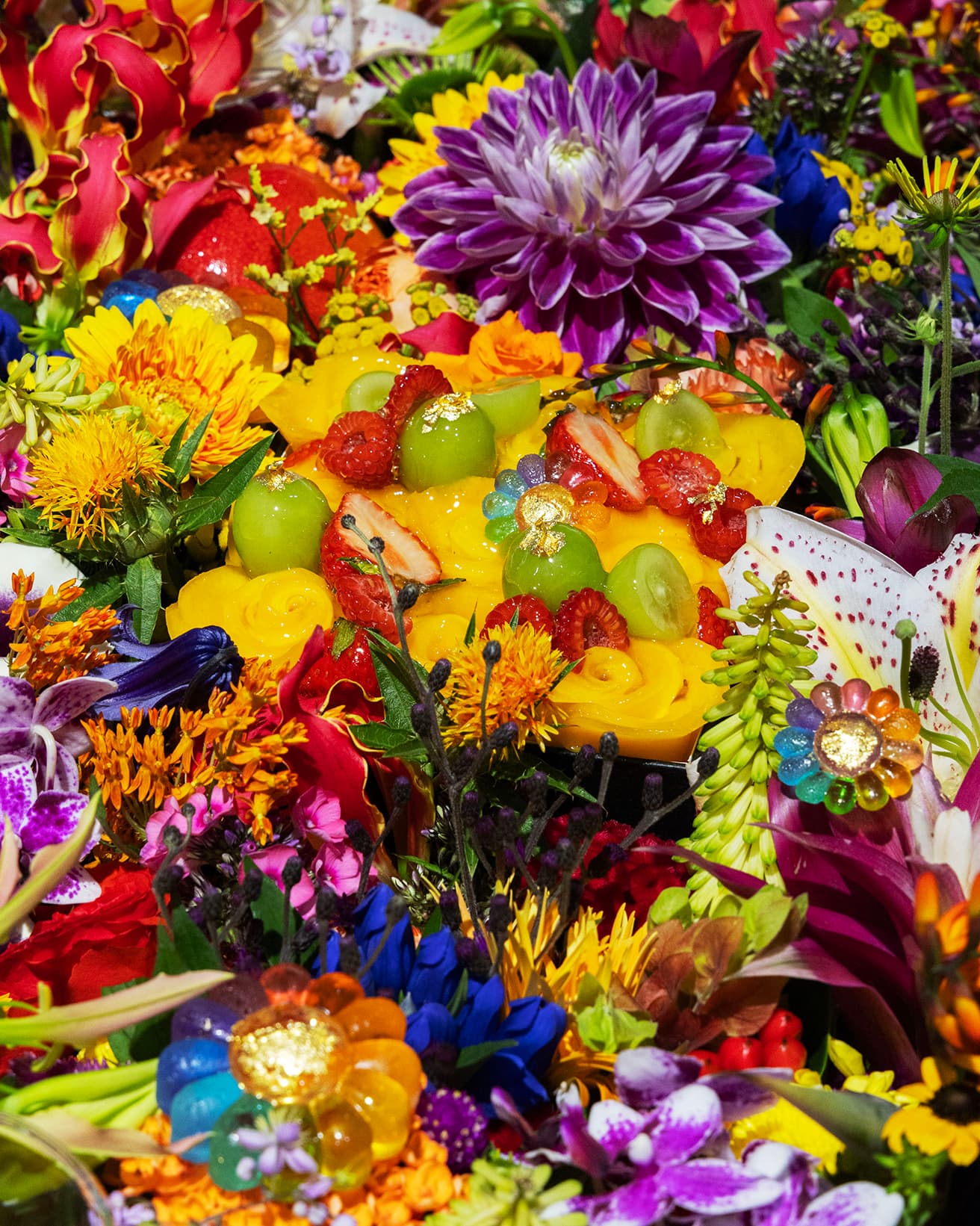 お花をカラフルな飴細工で表現。chef_Natsuko Shoji, flower design_Azuma Makoto, ©Takashi Murakami/Kaikai Kiki Co., Ltd. All Rights Reserved.