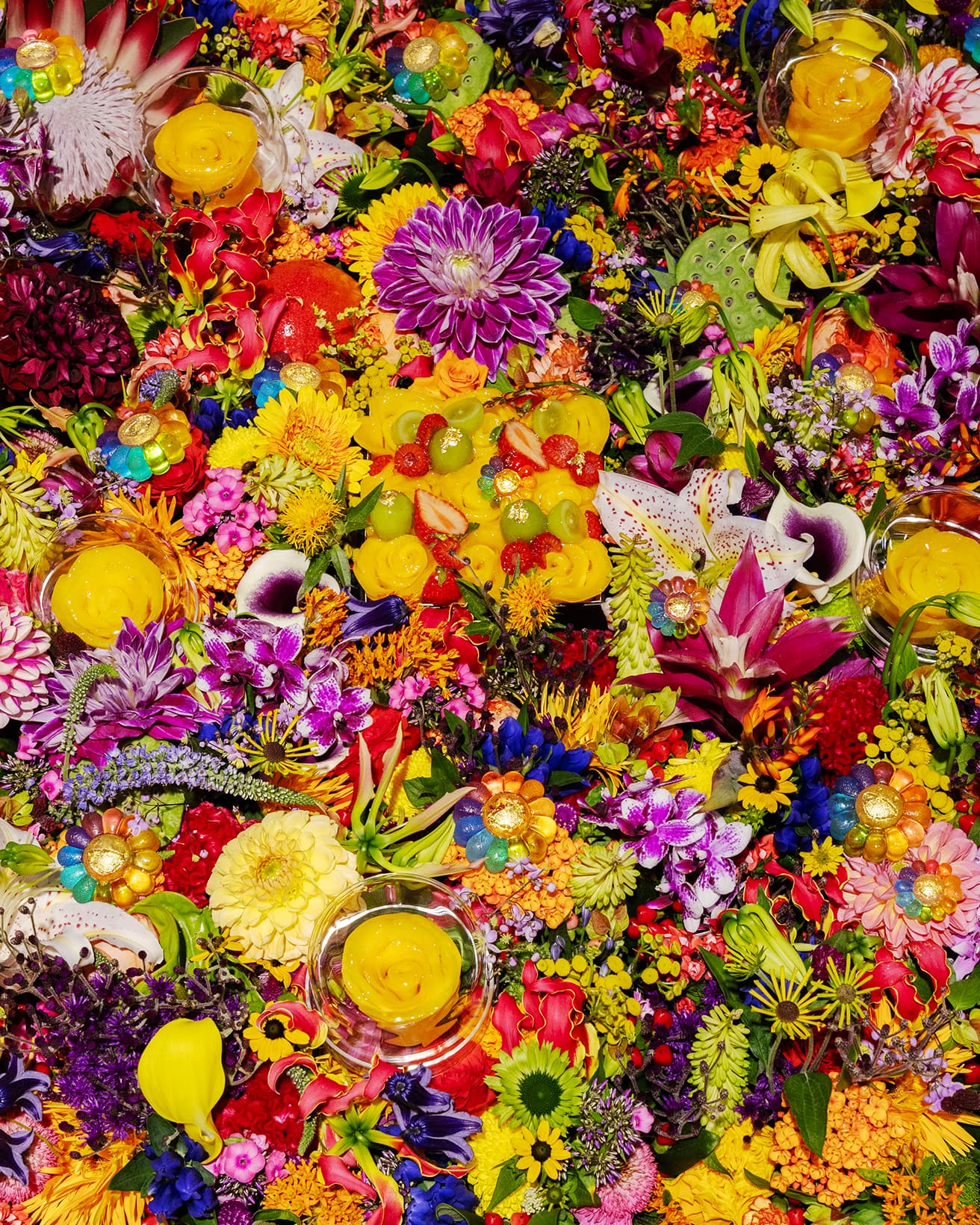 村上隆のアートのシンボルであるお花とコラボレーション。chef_Natsuko Shoji, flower design_Azuma Makoto, ©Takashi Murakami/Kaikai Kiki Co., Ltd. All Rights Reserved.
