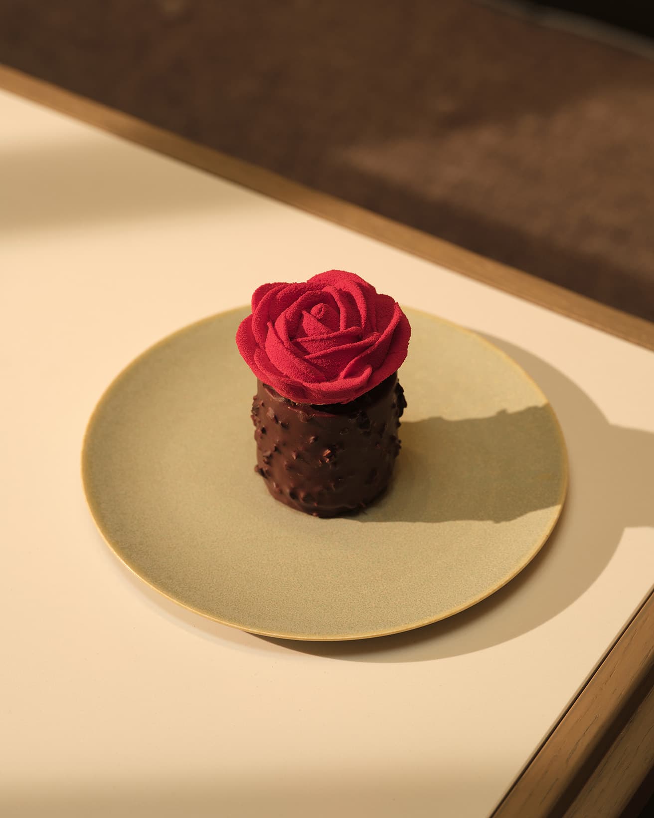 通常版の《タルニー》は赤い薔薇があしらわれている。1,700円（イートイン1,730円。サービス料別）。