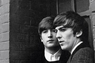 パリで捉えたジョン・レノンとジョージ・ハリソン。当時最新のファッション写真の影響もあったという。John and George. Paris, January 1964. © 1964 Paul McCartney under exclusive license to MPL Archive LLP
