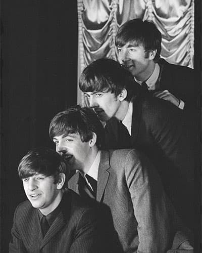 写真のスタイルは、ツアーに同行したプロにも影響を受けたという（撮影：デゾ・ホフマン）。The Beatles, London, 1964. © 1964 Paul McCartney under exclusive license to MPL Archive LLP

