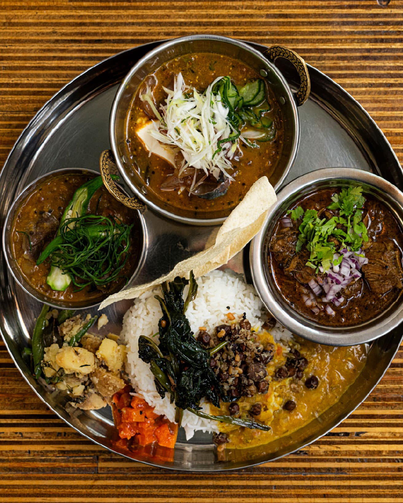 〈BLOCK HOUSE 水曜カレー〉は豪華なスペシャルカレープレート3種盛りが魅力。2,500円〜。東京都渋谷区神宮前6-12-9 BLOCKHOUSE 3F。