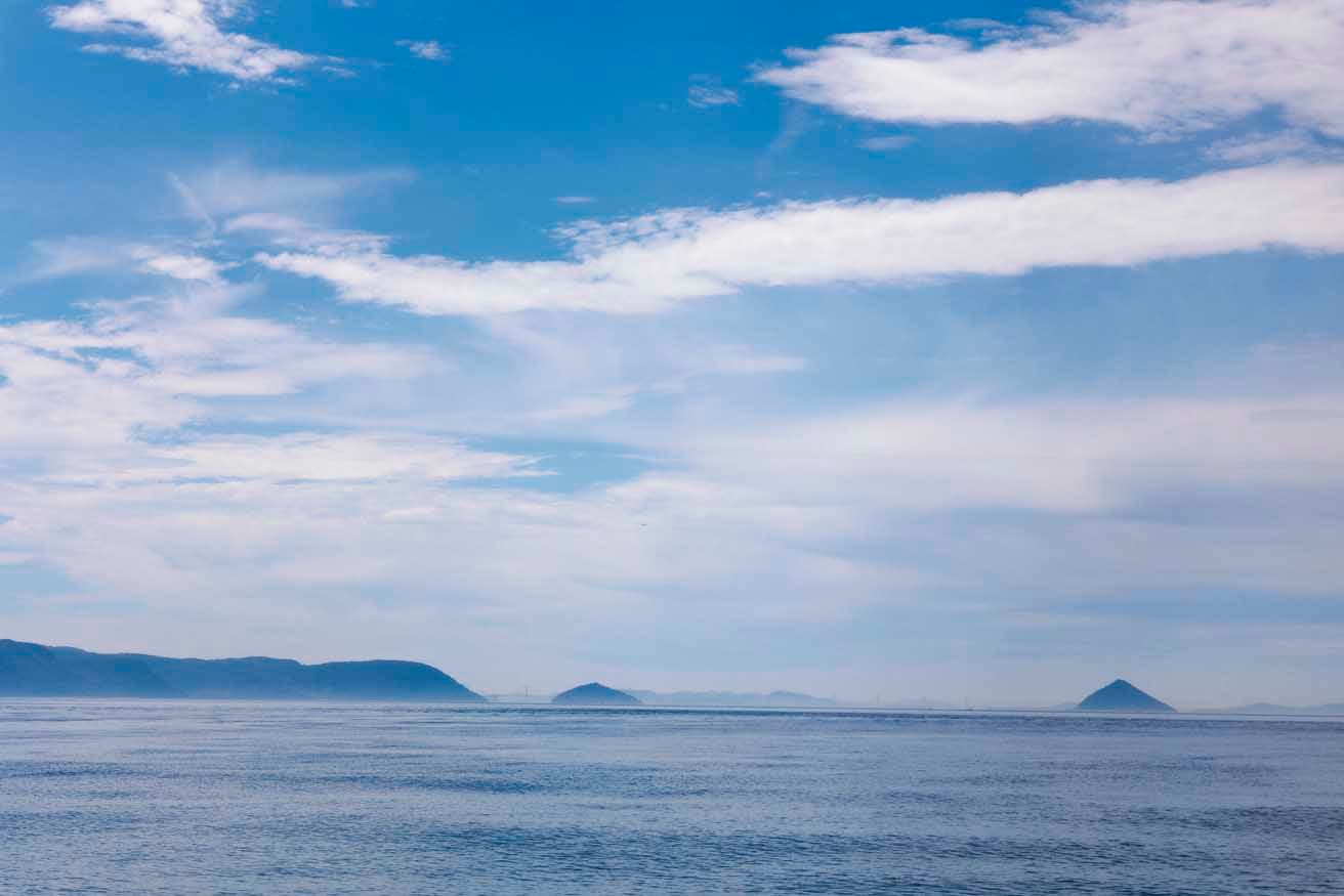 豊島には、香川県の高松港、岡山県の宇野港から船が出ている。また、瀬戸内海の直島、犬島、小豆島からの船もあるので、観光で島を訪れる人は多い。