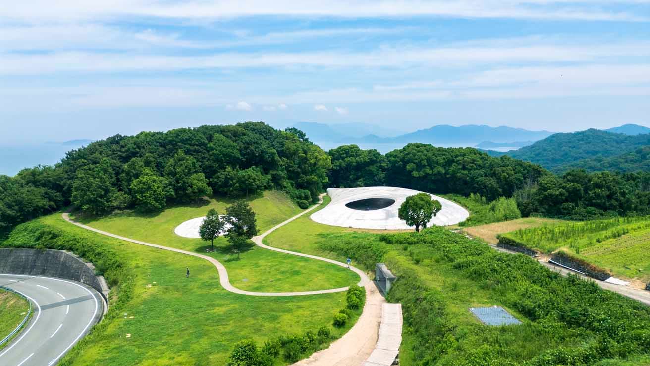 小高い丘に建設された〈豊島美術館〉は建物全体が美術作品のよう。