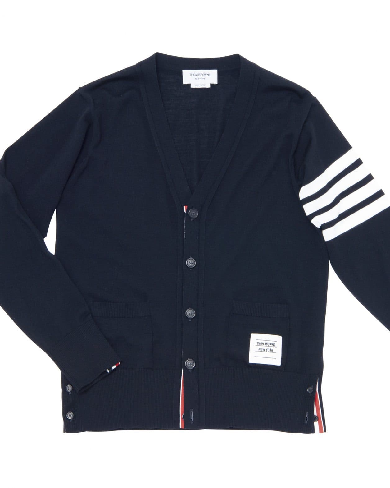 〈THOM BROWNE〉のカーディガンに限定のブラックカラーが登場！
