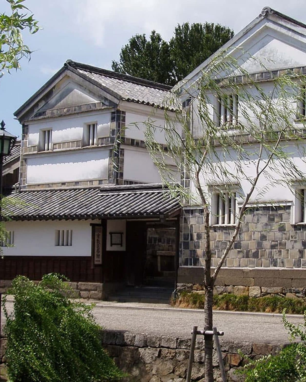 民藝運動に共鳴する人々によって日本各地に民藝館や工藝館が作られたが、〈日本民藝館〉の次に作られたのはどこ？