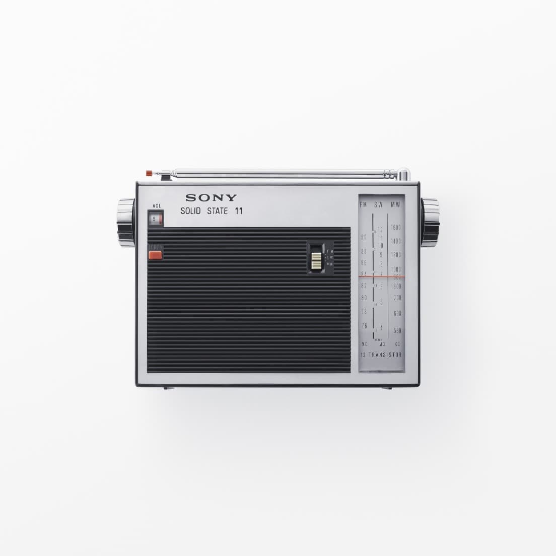 ブラック&amp;シルバーデザインの典型であるFMラジオ〈TFM-110D〉。1966年に発売されベストセラーとなった。