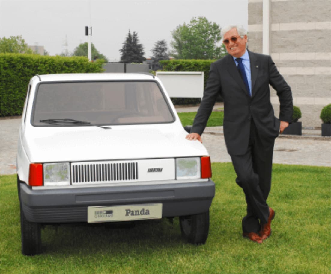 《パンダ》のモックアップと2ショットで笑顔のジョルジェット・ジゥジァーロ。(C)Italdesign Giugiaro S.p.A.