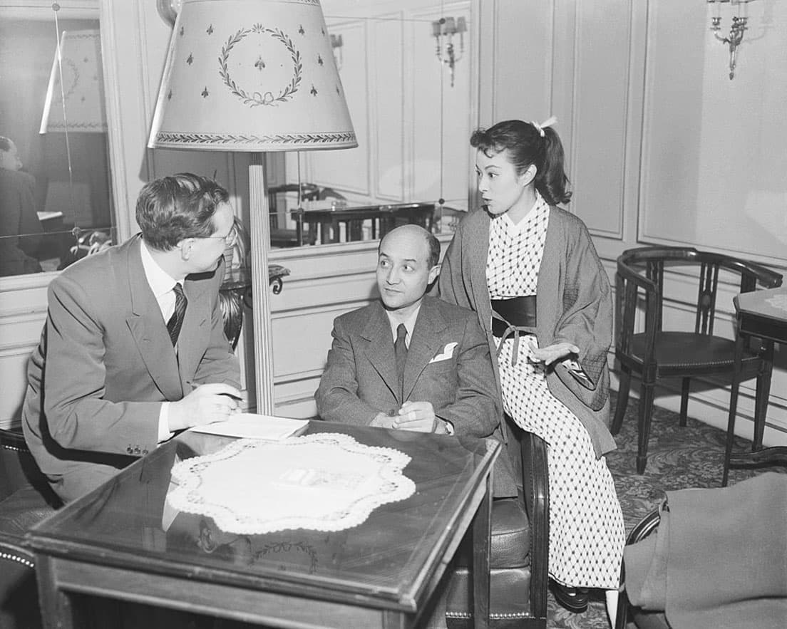 1953年、フランス・パリにてインタビューを受けるふたり。　Photo by Getty Images