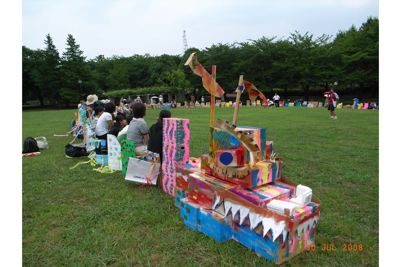府中市美術館開発好明公開制作 共同制作プロジェクト「ドラゴンチェアー」2008年。