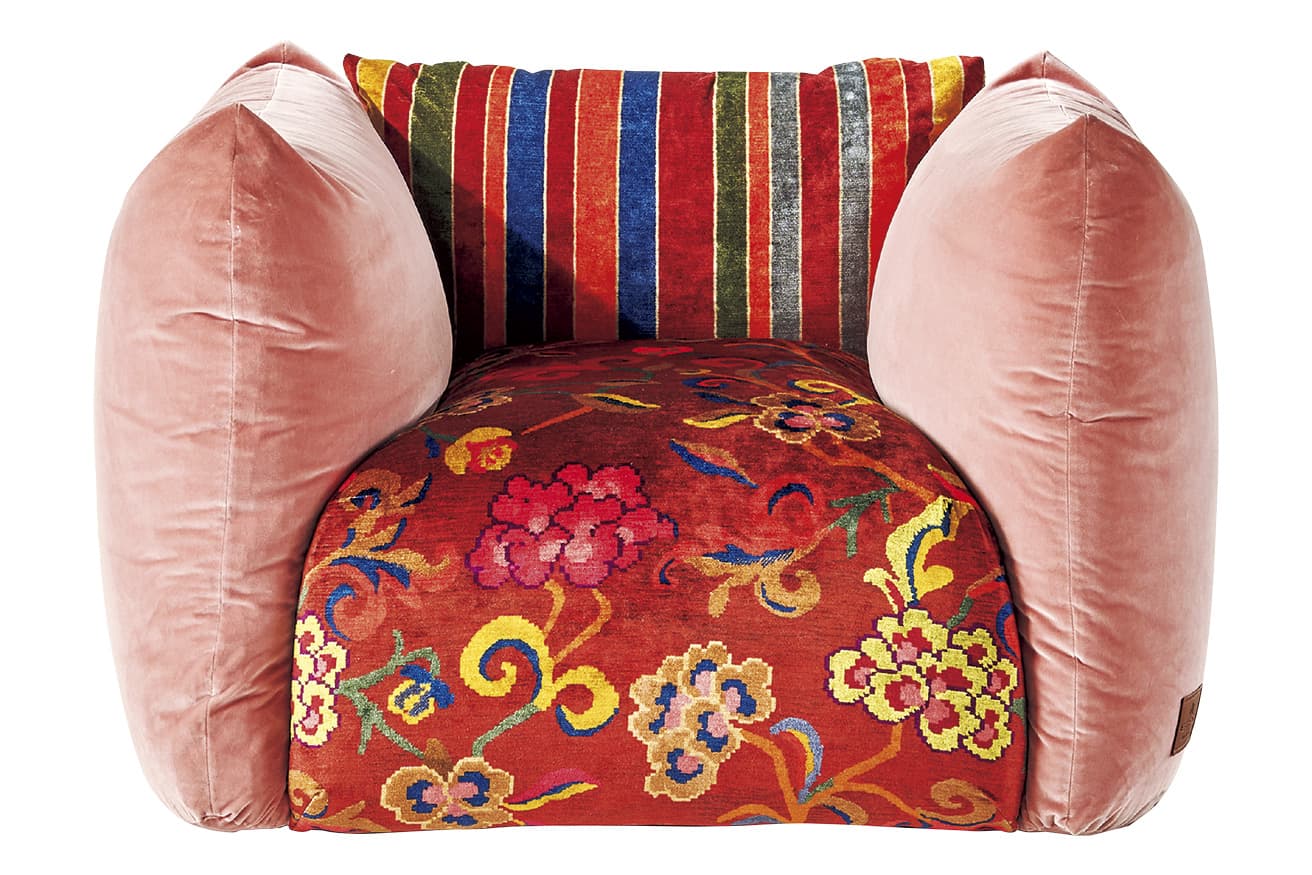 ［CUSHY ARMCHAIR］包み込まれるよなフォルムと美しい張り地の質感で最高のリラクゼーションをお楽しみいただけますアームチェア。1,569,400円（参考価格）。