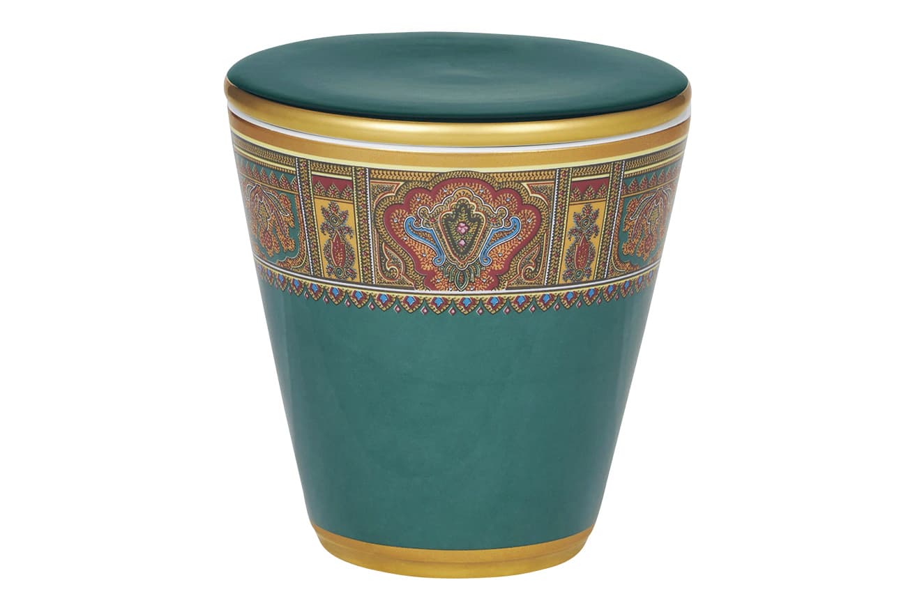 ［PAISLEY CANDLE HOLDER］ペイズリーモチーフを施したポーセリン製の蓋付きキャンドルホルダー。72,600円（参考価格）。