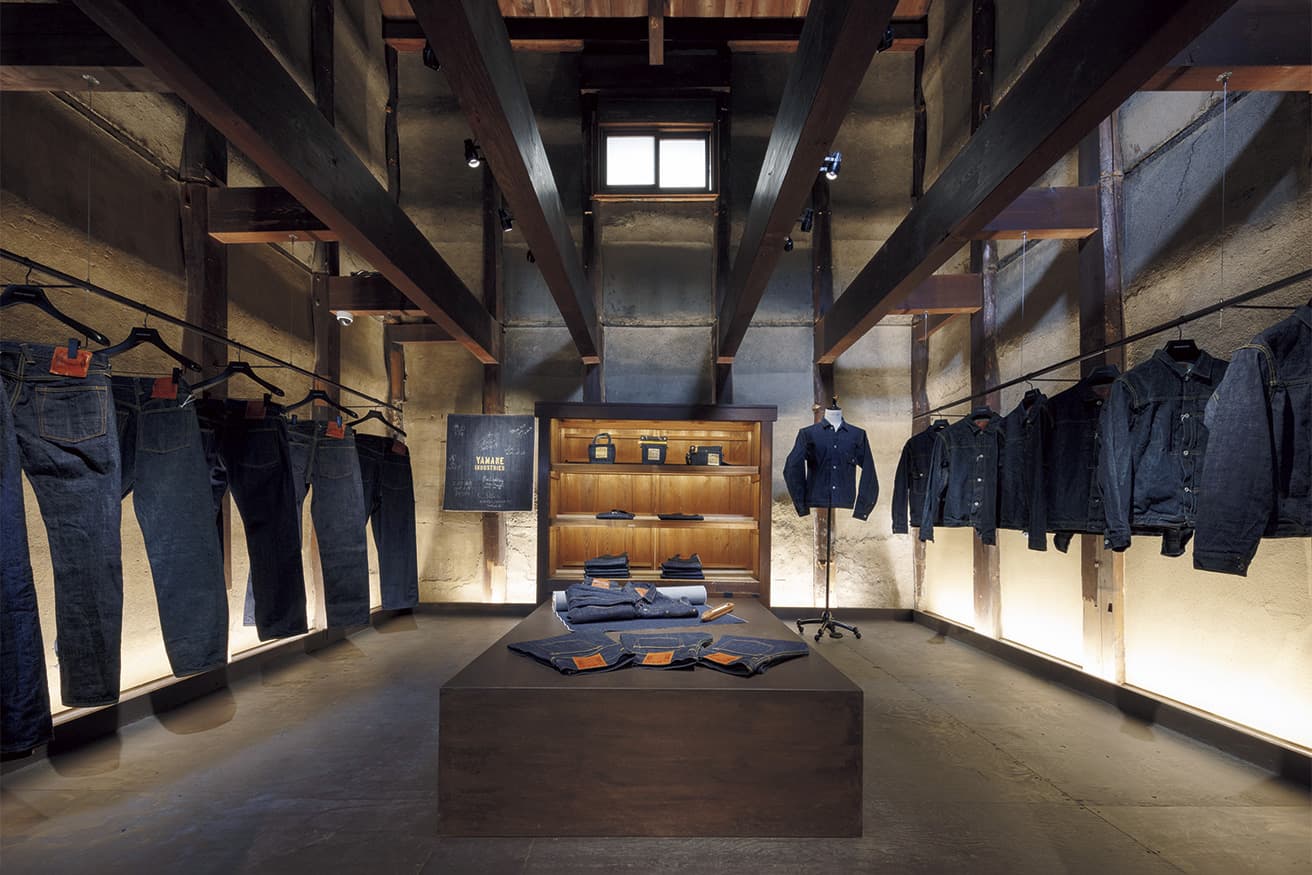 内庭を抜けた先の土蔵にはデニムを展開。元呉服屋のタンスに照明を仕込むなど、建物の構造を生かしつつ、隠れ家のような販売空間を実現した。