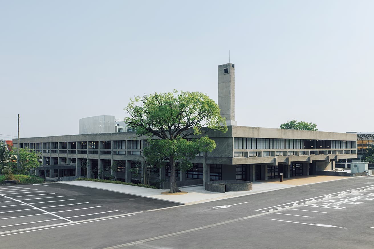外見上は2層だが、敷地内の傾斜を活かし内部は4層のスキップフロアとなっている。