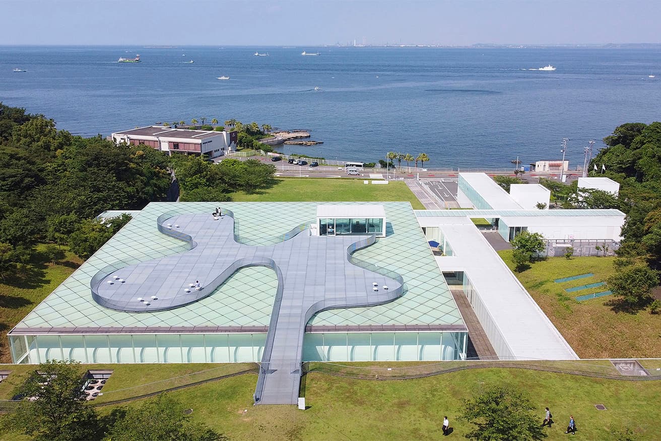 『山本理顕展—コミュニティーと建築』が開かれている〈横須賀美術館〉2007年。海と山をつなぐような敷地に建つ。