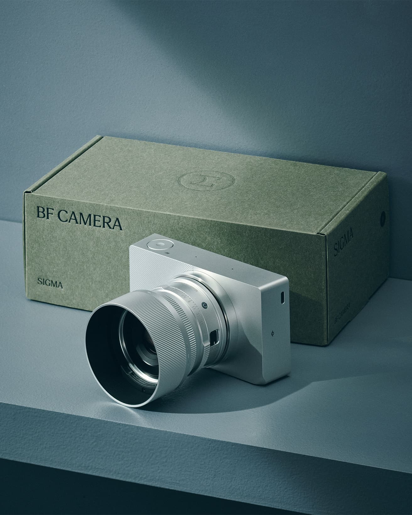 過激なまでにシンプルを追求したカメラ《SIGMA BF》のデザイン 