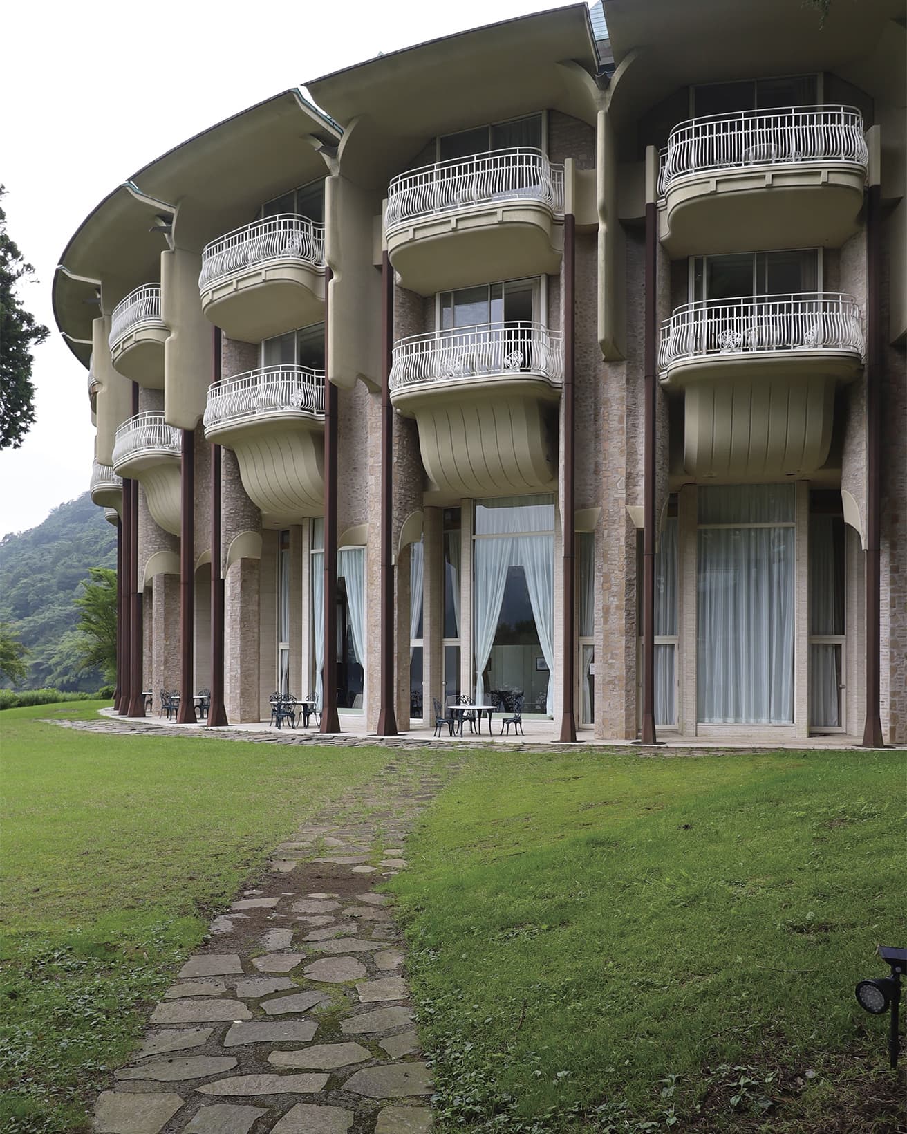 〈箱根プリンスホテル〉村野藤吾設計、1978年竣工。神奈川県箱根町。photo_Tatsuo Iso