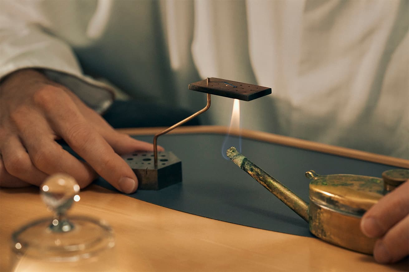 スティール製の針を、アルコールランプの炎で熱しブルーに発色させる。こうして出来上がった青い酸化被膜は化学的に安定し、鮮やかな青を長く保つ。