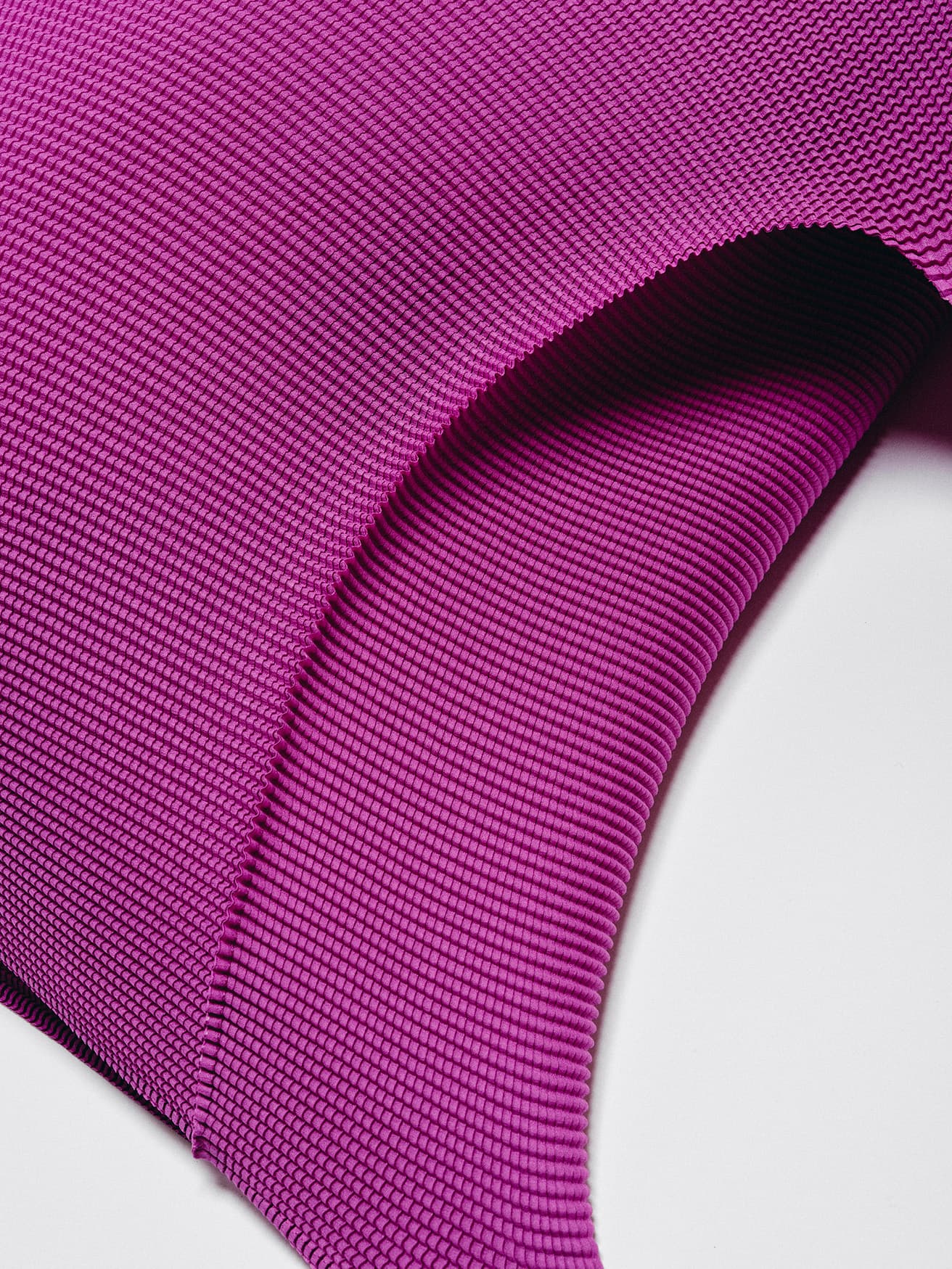 私をもっと軽やかにする。〈me ISSEY MIYAKE〉ストレッチプリーツの 