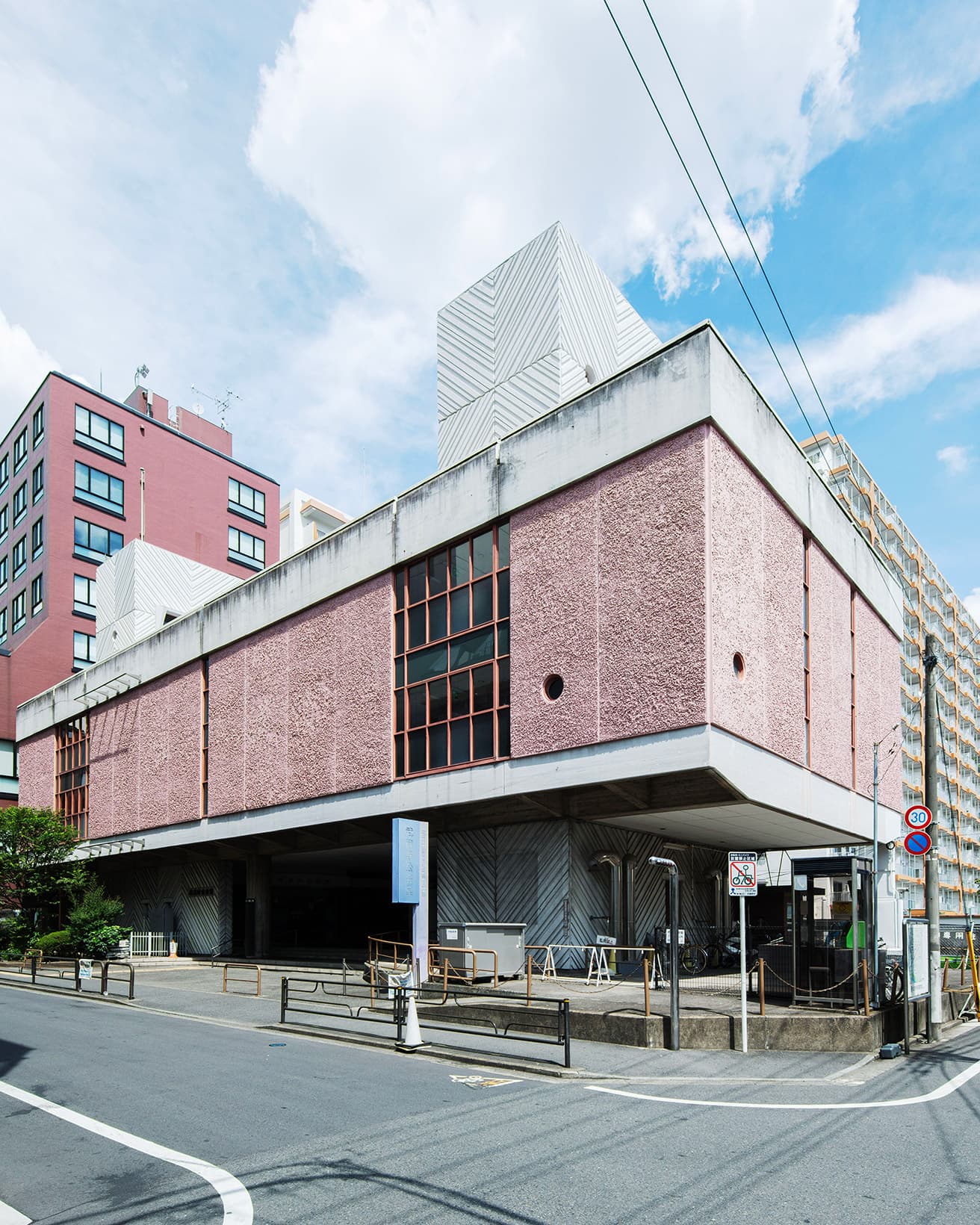 吉祥寺駅から井の頭公園へ続く、パープル通りからの外観。会議室棟がピロティで持ち上げられている。