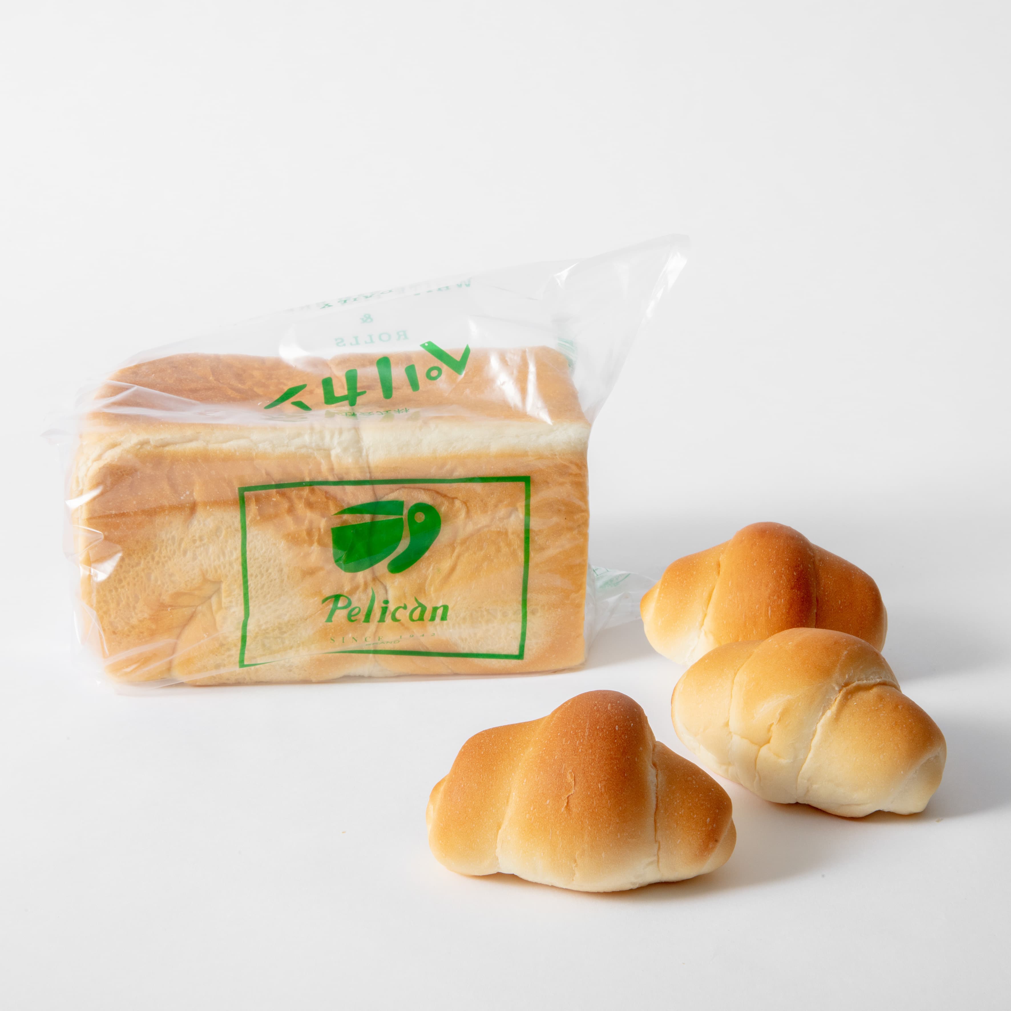 写真左から〈ペリカン〉の《食パン（1斤）》。540円、《ロールパン（小ロール）》10個入り850円（ともに税込み）。●〈パンのペリカン〉東京都台東区寿4-7-4 TEL 03 3841 4686。8時〜17時（売り切れ次第閉店）。日曜・祝日・夏季休暇・年末年始休。　https://bakerpelican.com/