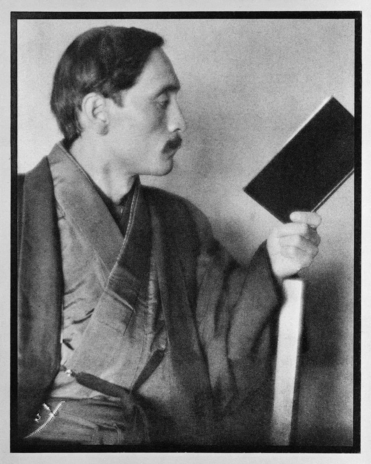 彫刻家のイサム・ノグチは、日本人の父・野口米次郎とアメリカ人の母との間に生まれた。父・米次郎の職業とは？