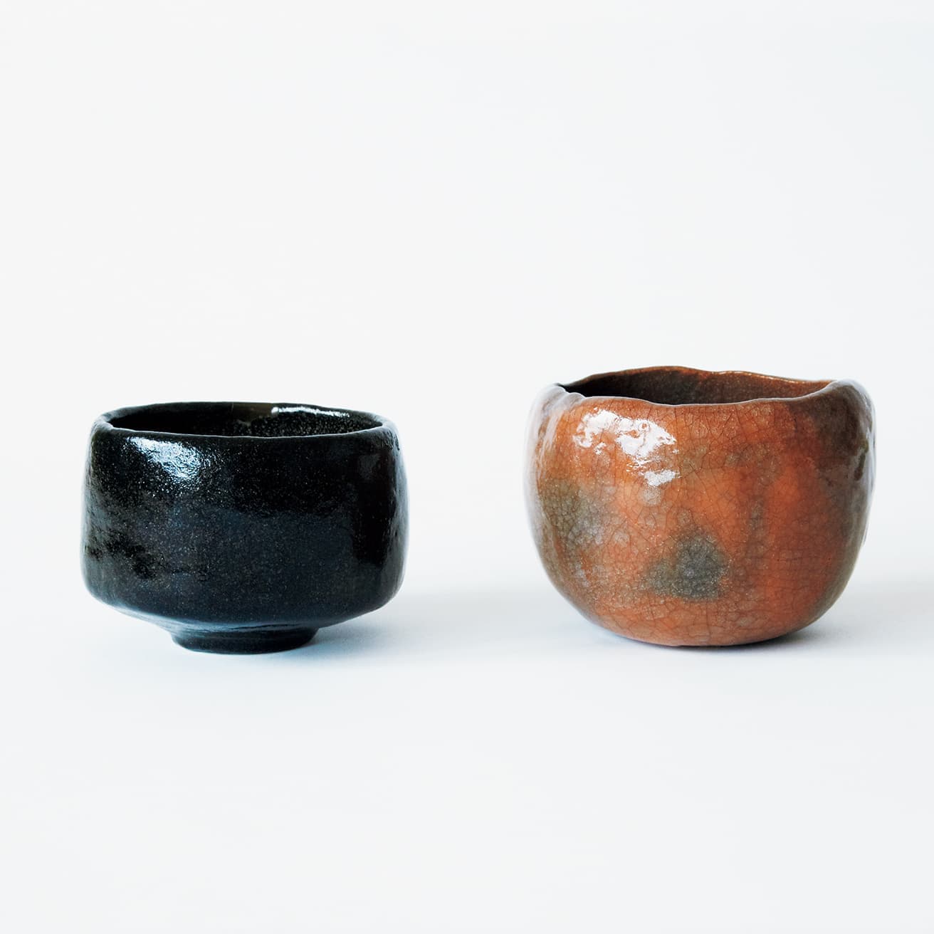 左/樂家6代左入[1685 ~ 1739]作《黒楽茶碗 銘「あら玉」》江戸中期、18世紀前半。右/樂家15代(当代)吉左衞門[1949 ~]作《赤楽茶碗 銘「咲貌(しょうぼう)」》2003 年。photo_Tadayuki Minamoto