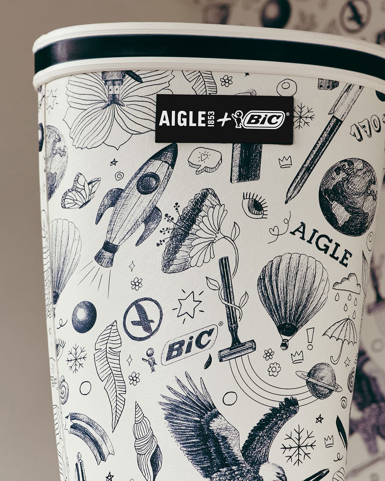 文具メーカー〈BIC〉とのコラボでは、まっさらなページをイメージした白地に、ペン画で自由な想像力を表現するデザイン。