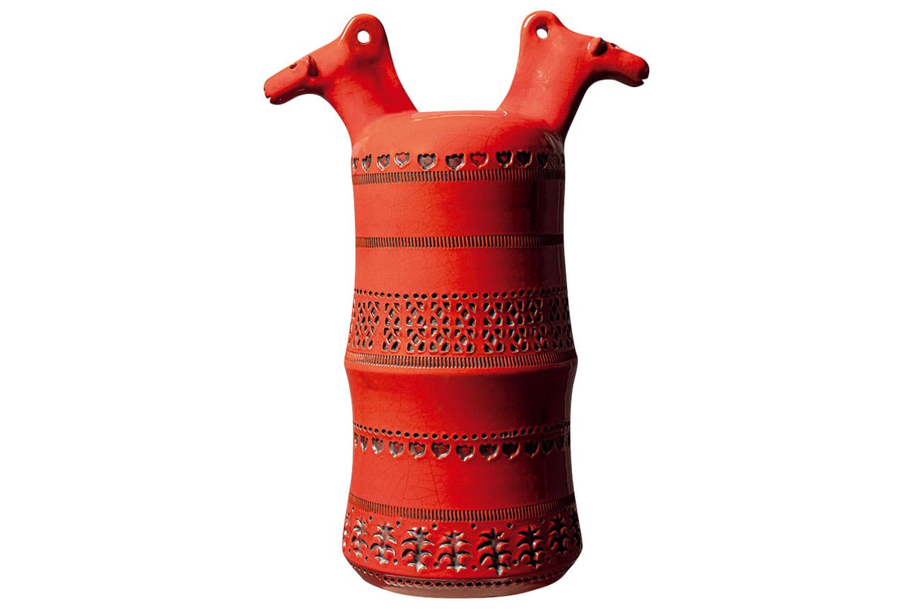 《Vaso con figure di cavallo》馬の頭像がついたベース105,600円。