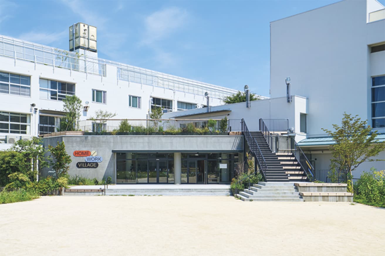 学校の面影を残す外観。