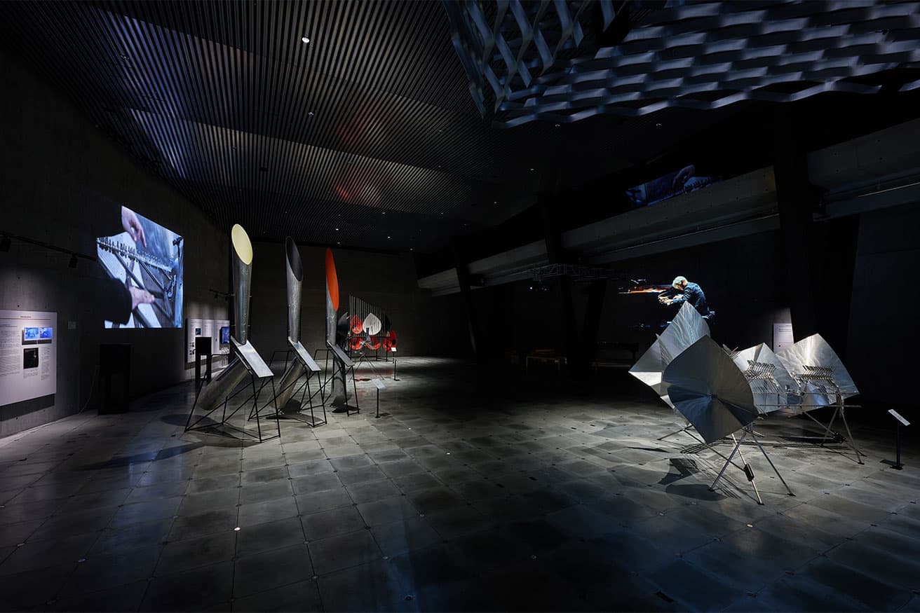 〈VS.〉地下の広いスペースに、当時〈鉄鋼館〉で公開され、修復を経た《バシェの音響彫刻》などが並ぶ。(c) 2025 KAB Inc., VS. Joint Partnership  photo_浅野豪 　『sakamotocommon OSAKA 1970/2025/大阪/坂本龍一』VS.、2025年