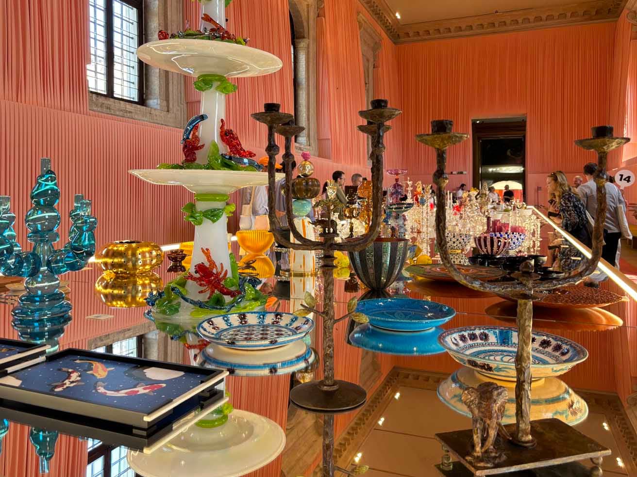 国境を超え、伝統的な手法を使った作品がミラーのテーブルの上にずらり。　photo_Megumi Yamashita
