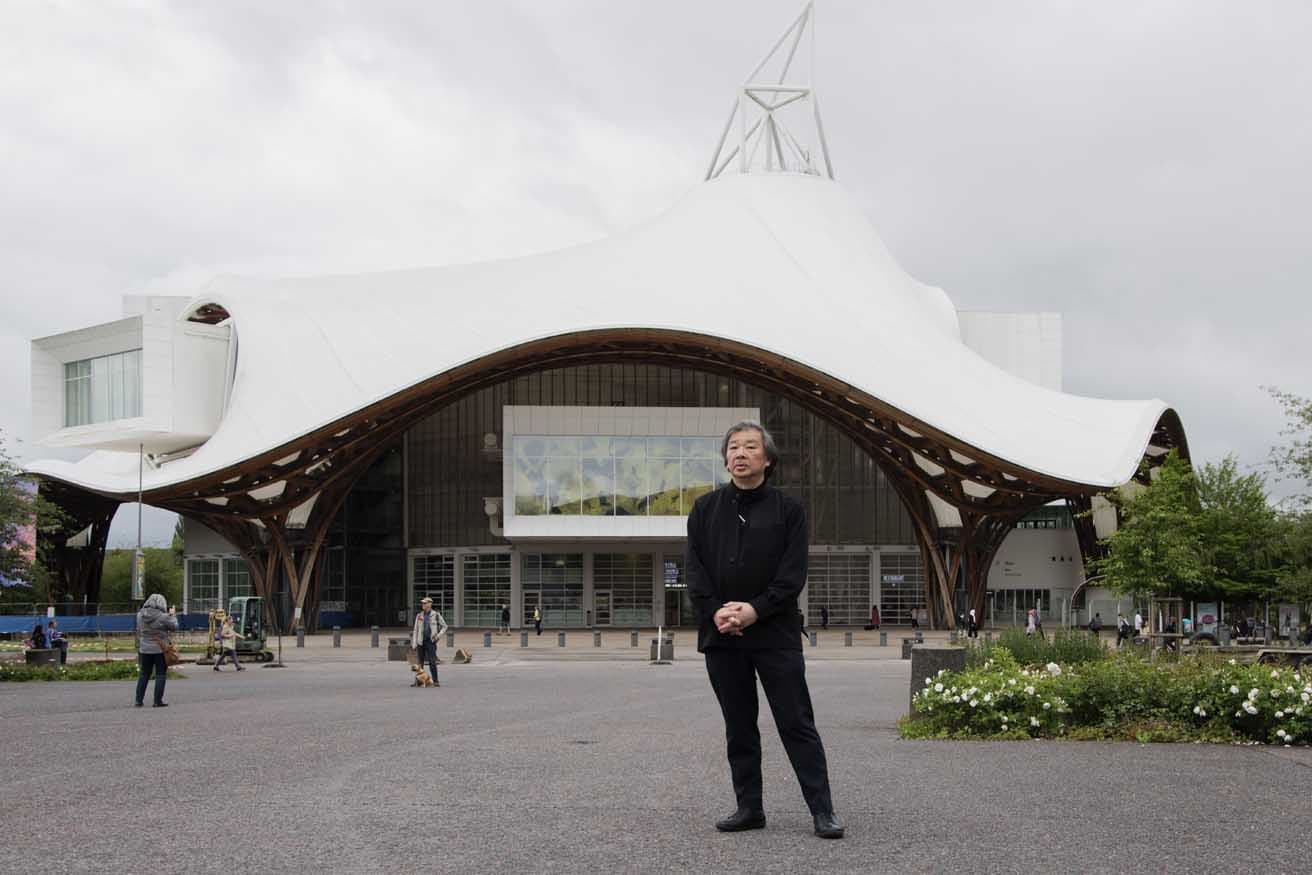 坂 茂。《ポンピドー･センター メス》（2010年）の前で（2024年5月）。　Photo: Shun Kambe © The Japan Art Association
