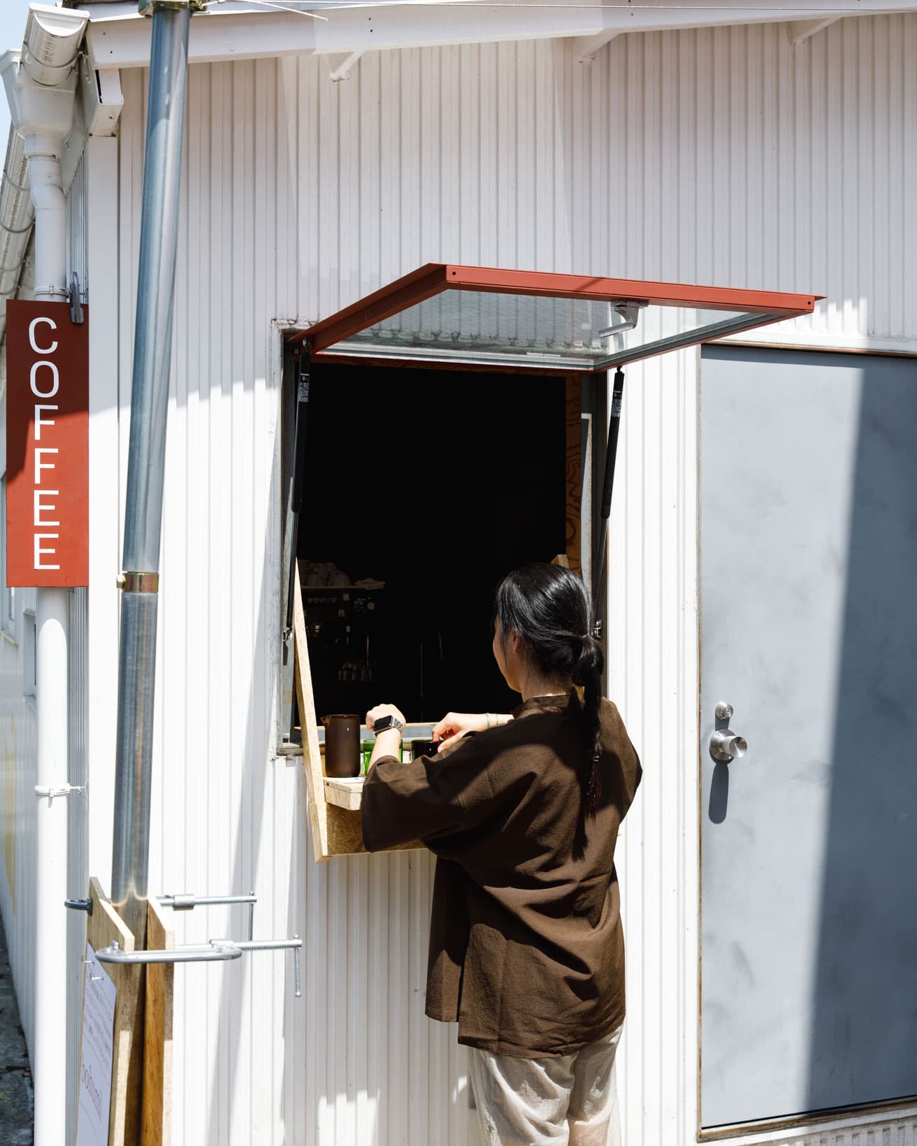 跳ね上げ式の窓に、自作のカウンターをひっかけて営業している。
