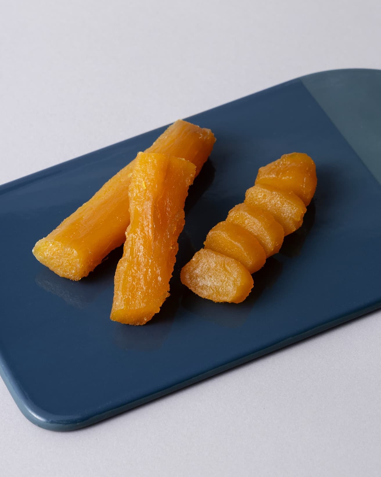 フライパンで焼き色をつけると、表面はカリッ、中はとろりとふたつの食感を楽しめる。