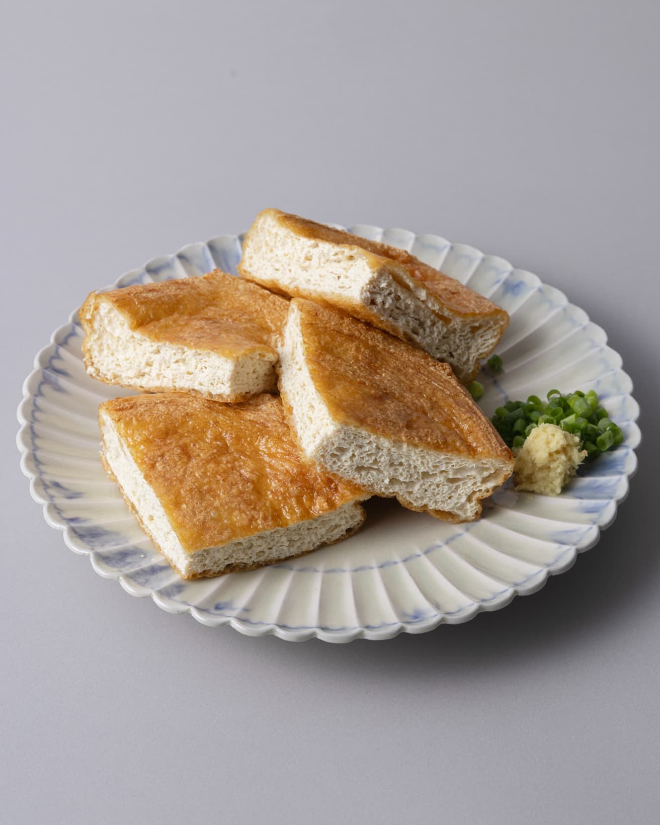 600Wの電子レンジで温めてから、フライパンで油をひかずに両面を焼くと美味。