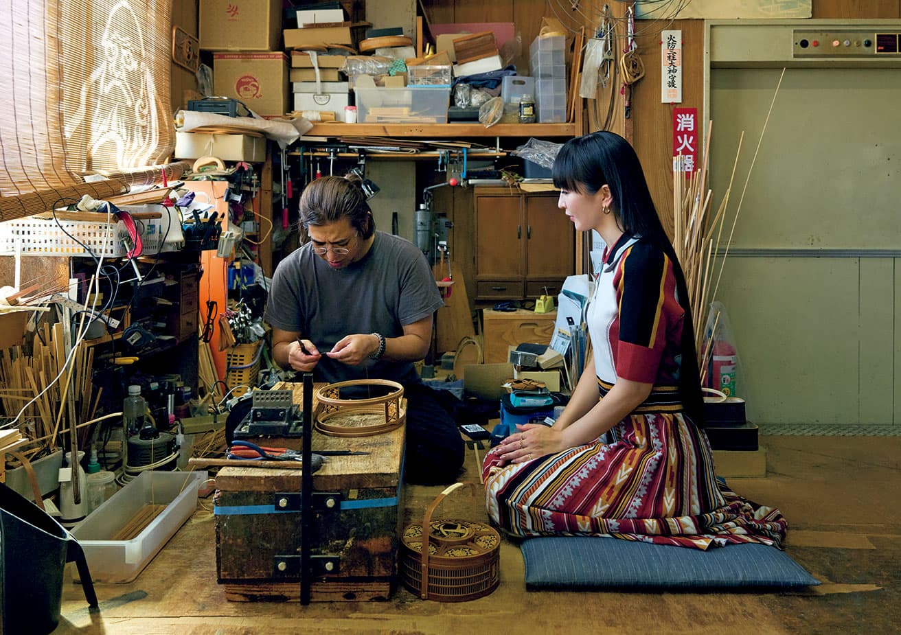〈みやび行燈製作所〉の伝統工芸士、杉山茂靖さんと。竹ひごを1本1本作る工程から仕上げまで、一人で手がけるのが「駿河竹千筋細工」の基本。「驚くほど緻密で精巧なのに、すべてアナログなんですね」とかしゆか店主。