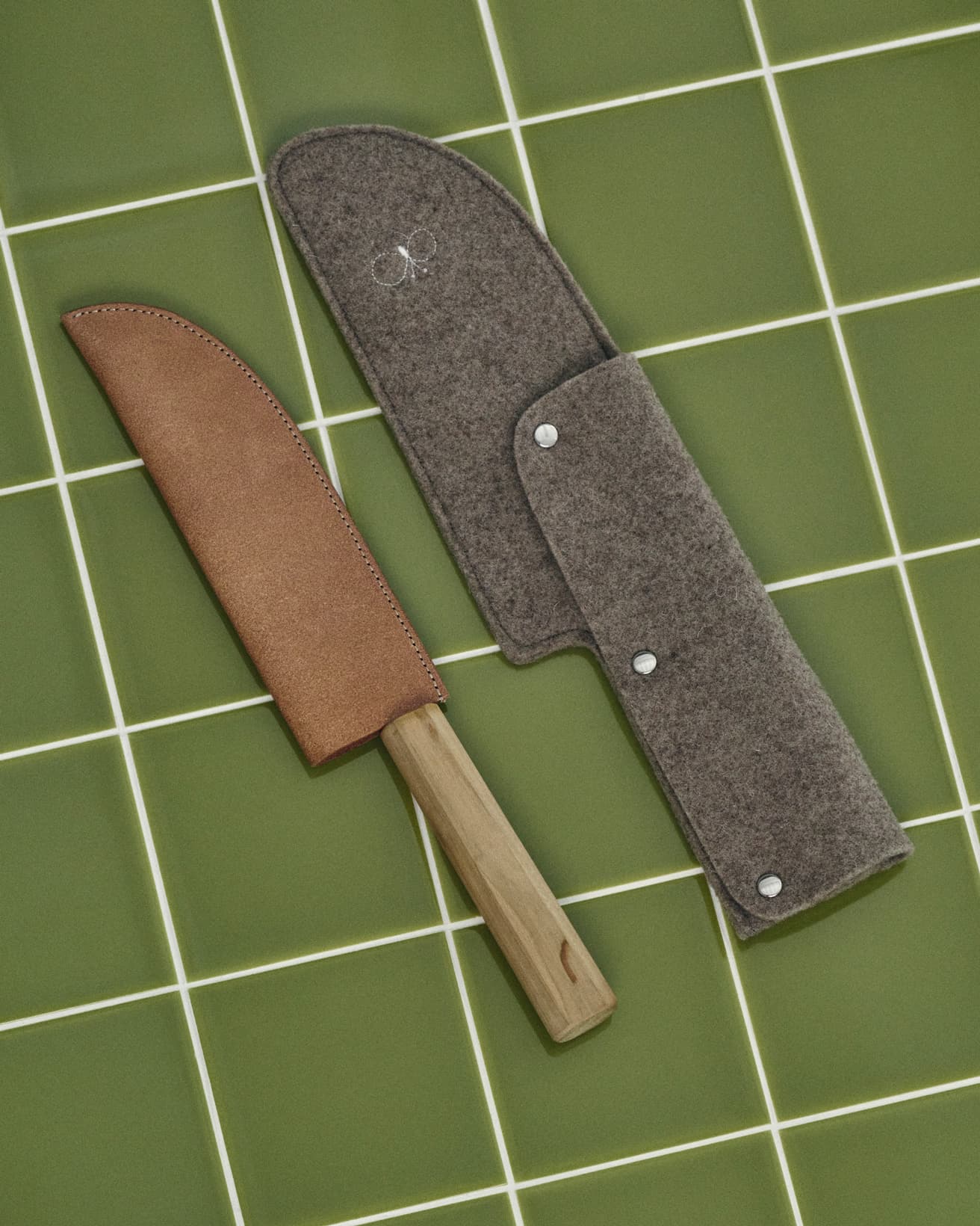 刃先を守るレザーケースと、持ち運びや保管に便利な柔らかなフェルトケース付き。