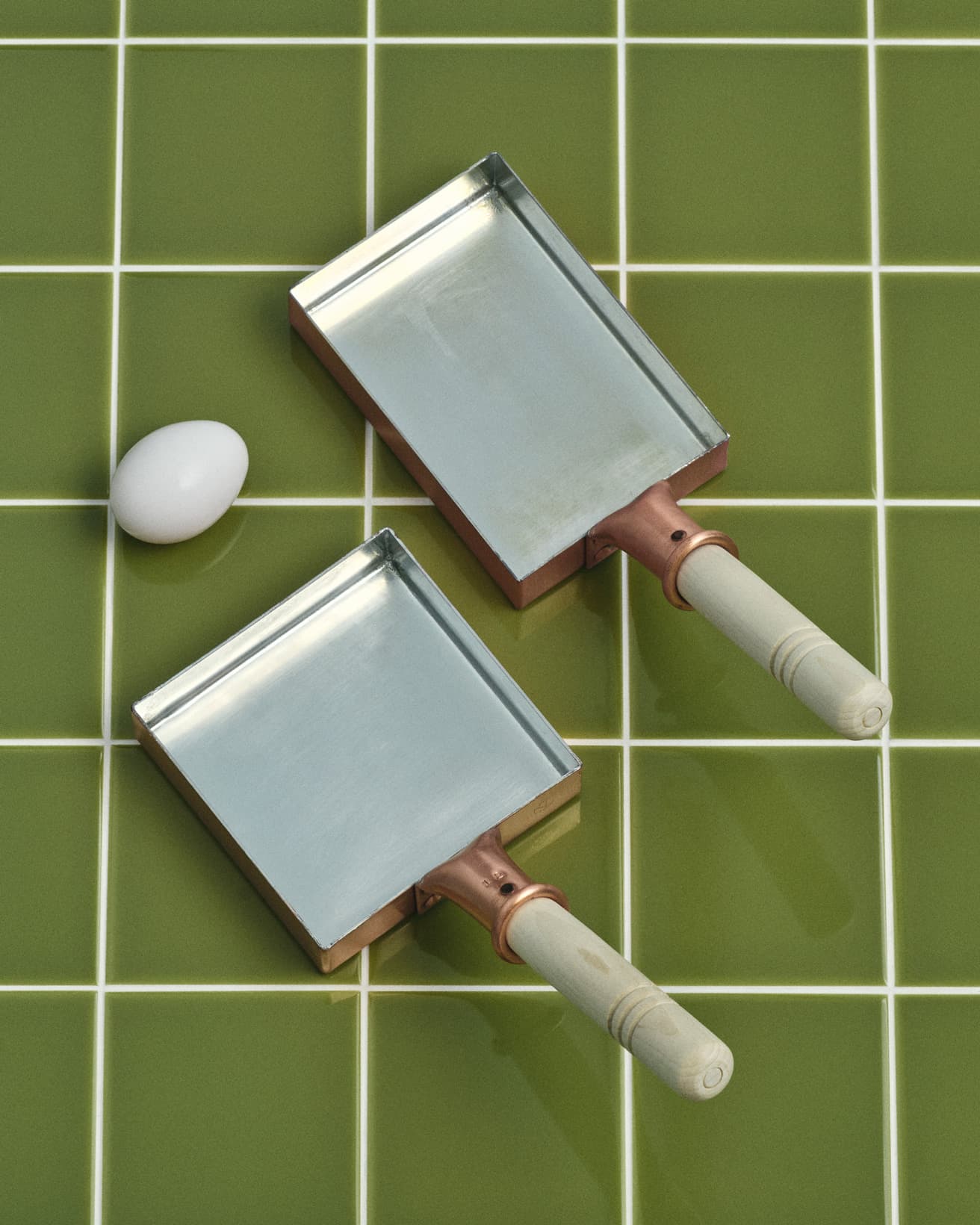 細長いタイプと真四角なタイプの２種類が揃う。《玉子焼鍋》上／100×150mm 8,690円、下／120×120mm 8,000円。●中村銅器製作所 dou@cap.ocn.ne.jp 