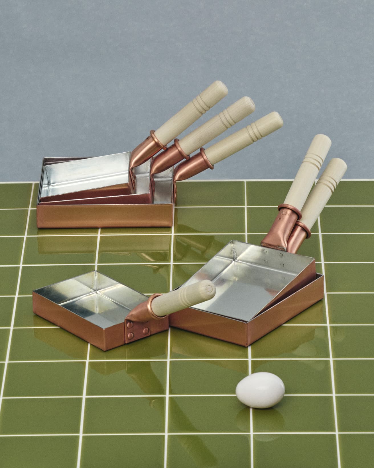 サイズバリエーションも多様。手前上から／100×150mm 7,000円、120×160mm 10,010円、130×180mm、8,750円。奥上から／120×120mm 8,000円、150×150mm 8,500円、180×180mm 9,750円