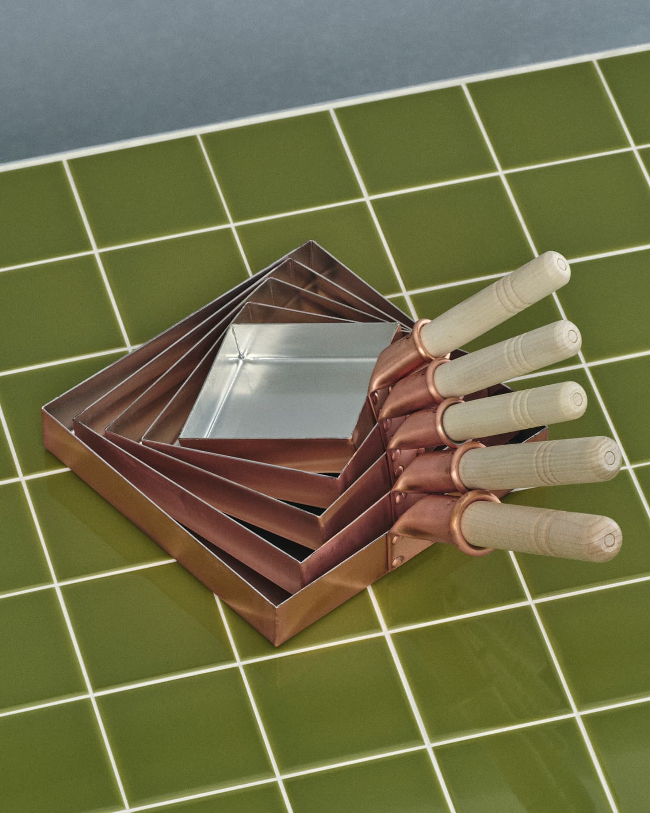 プロ御用達のメーカーだけに、かなり大きなサイズのものも。下2つ／210×210mm 12,500円、240×240mm 16,500円。